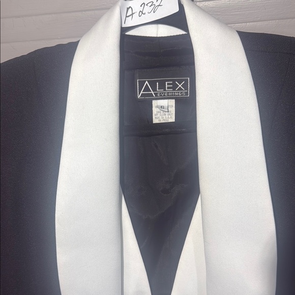 Alex Black and White Blazer - Picture 12 of 13